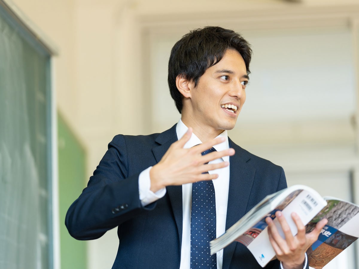 先生の初任給・初年度年収の平均はいくら？