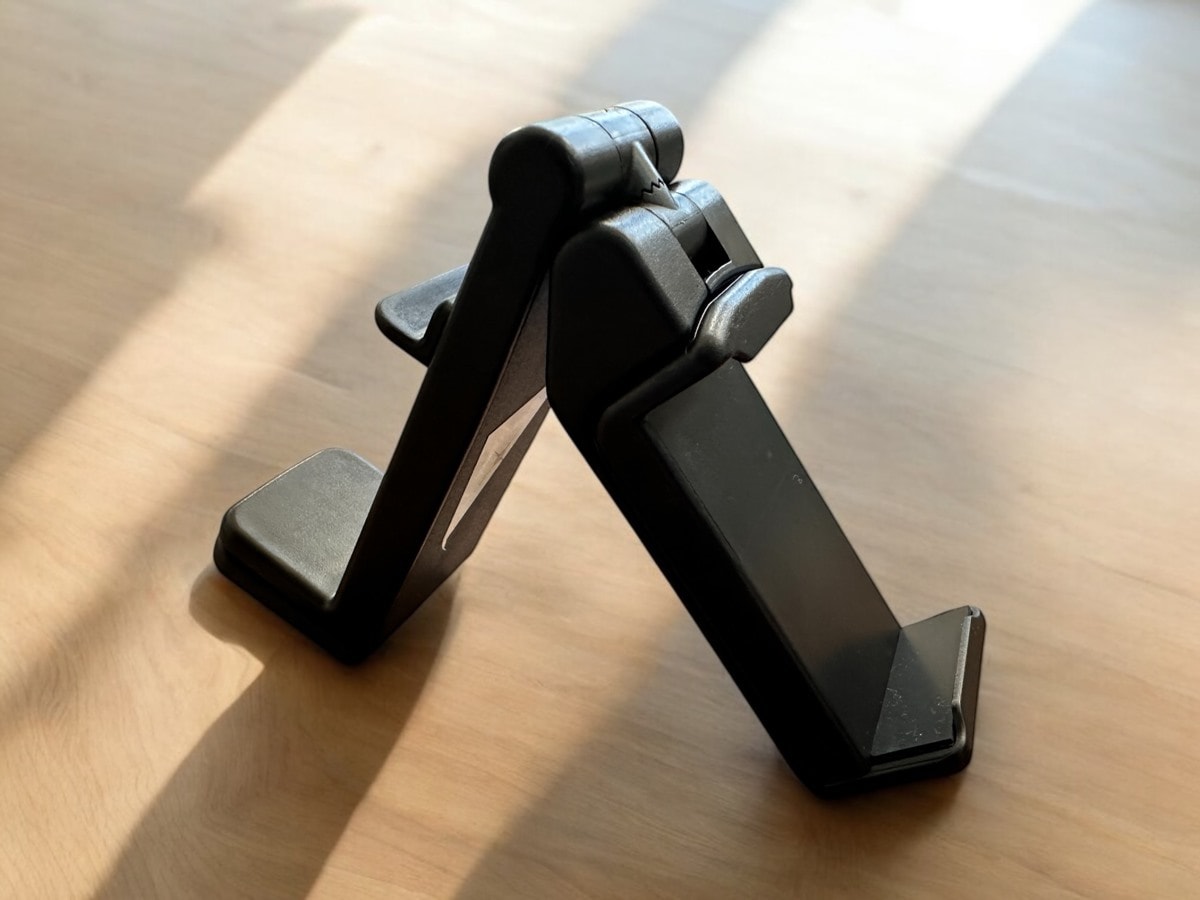 スリーコインズ　「どこでも挟めるトラベルスマホホルダー」