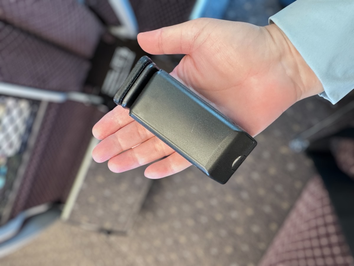 「どこでも挟めるトラベルスマホホルダー」