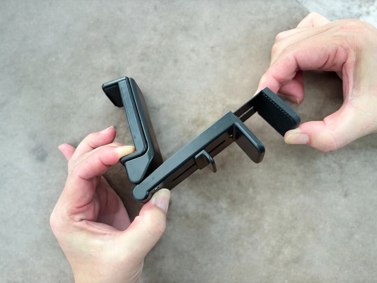 「どこでも挟めるトラベルスマホホルダー」