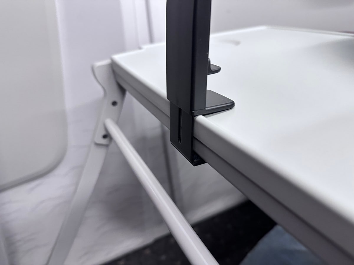 テーブルに固定できるスマホホルダー