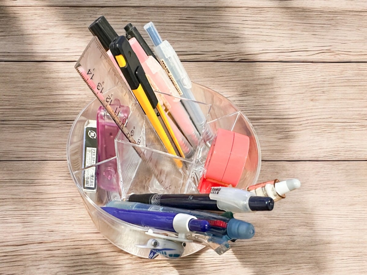 文具整理　回転する透明収納ケース