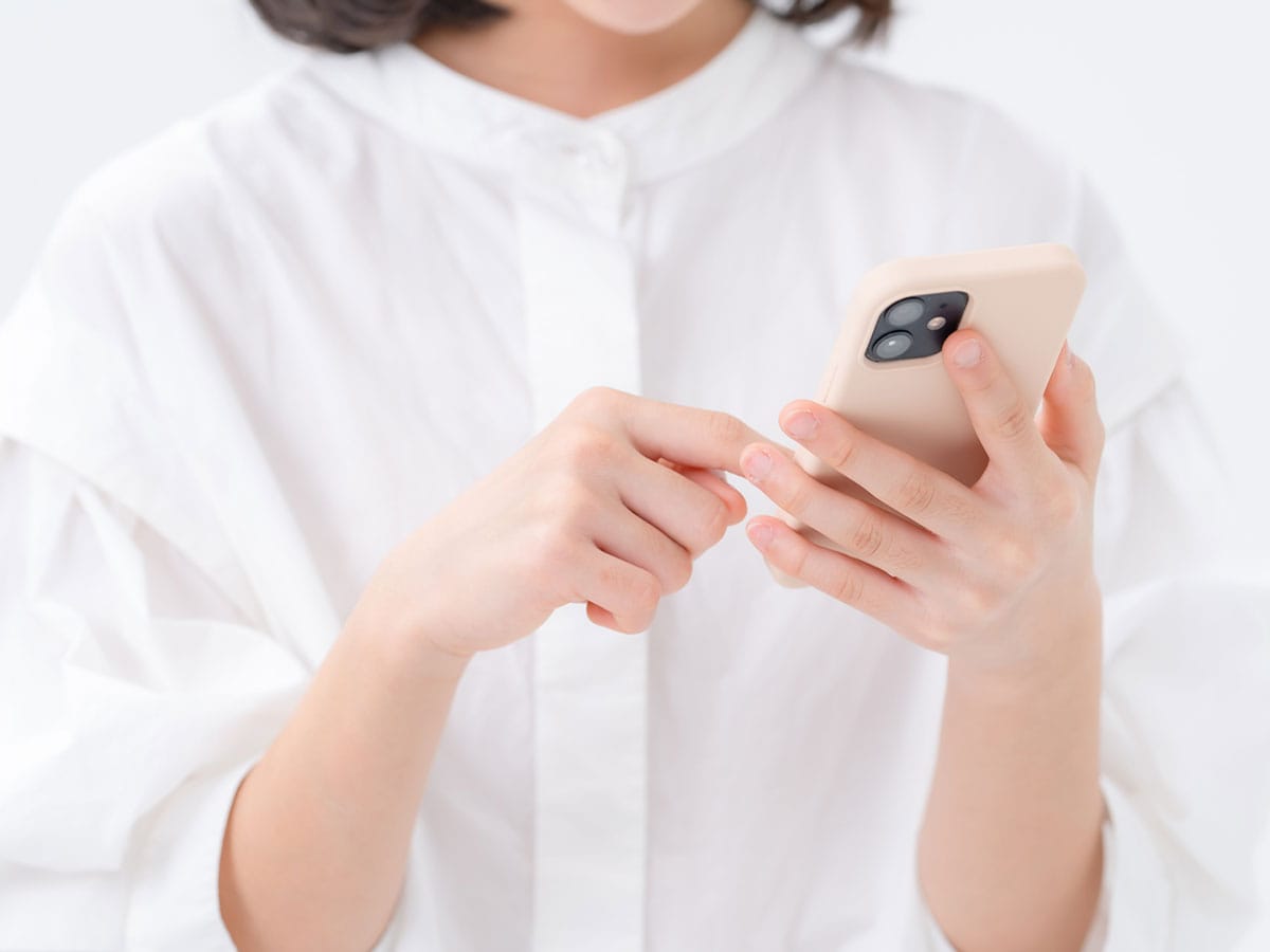 「子どもがずっとスマホを見ている……」夏休みの親の悩み、どう解決？（画像出典：PIXTA）