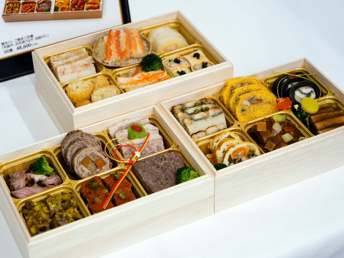 〈婦人画報のおせち〉贅尽くし ご馳走三段重「松阪牛・浜名湖うなぎ・加能がに」（税込4万8600円）