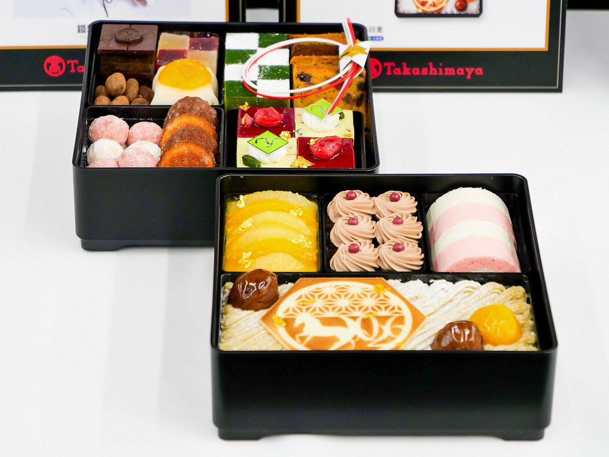 〈トシ・ヨロイヅカ〉スウィーツおせち二段重（税込2万2000円）