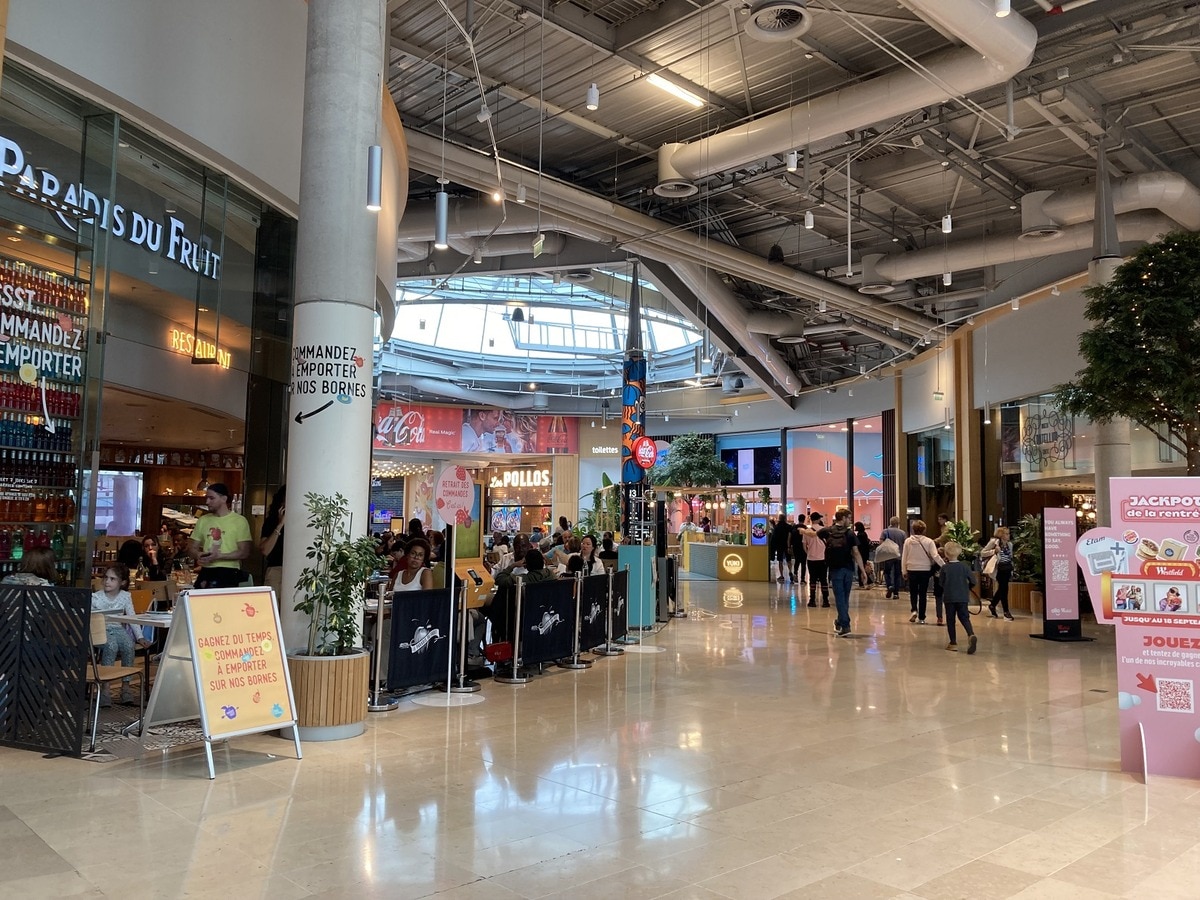 パリのフードコート