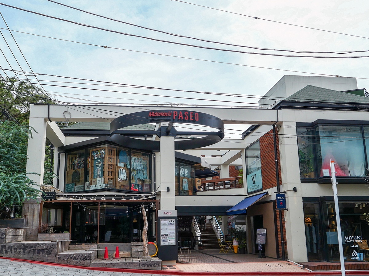 老舗パン店「ウチキパン」の近くにある元町パセオ