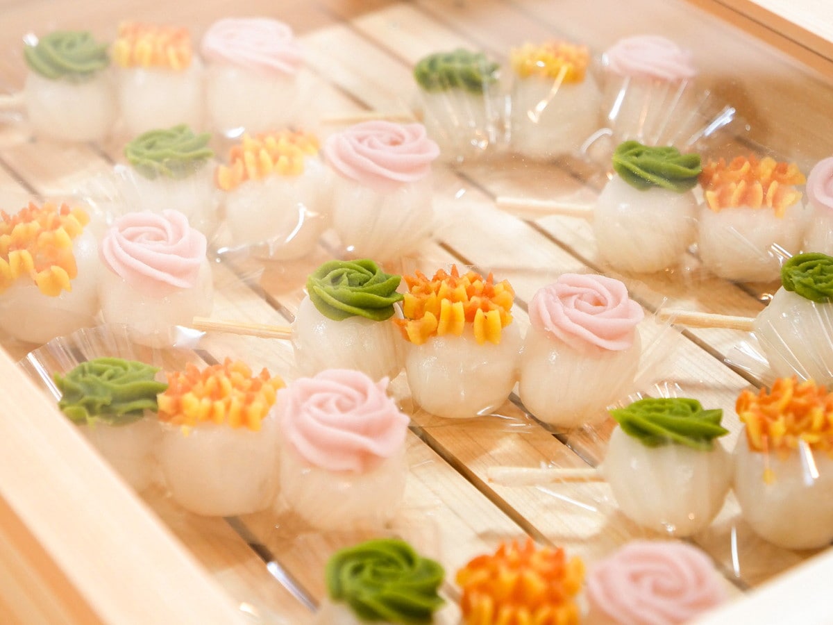 3種類の餡をお団子の上にあしらった「フラワー団子」（イートン税込330円）