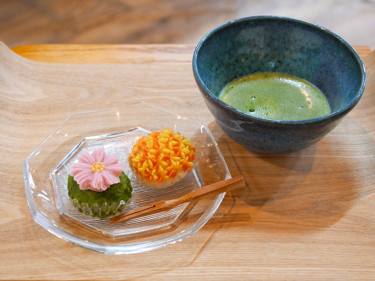 フラワーおはぎ「秋桜」「金木犀」（いずれもイートイン税込352円）、抹茶（イートイン税込700円）（筆者撮影）