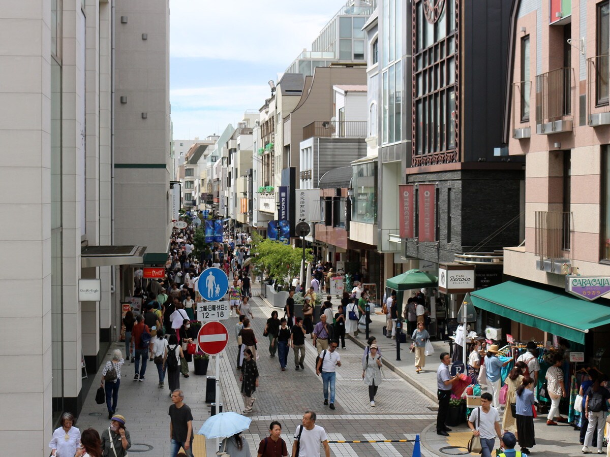 チャーミングセール期間中は、元町ショッピングストリート全体がにぎわう（提供画像）