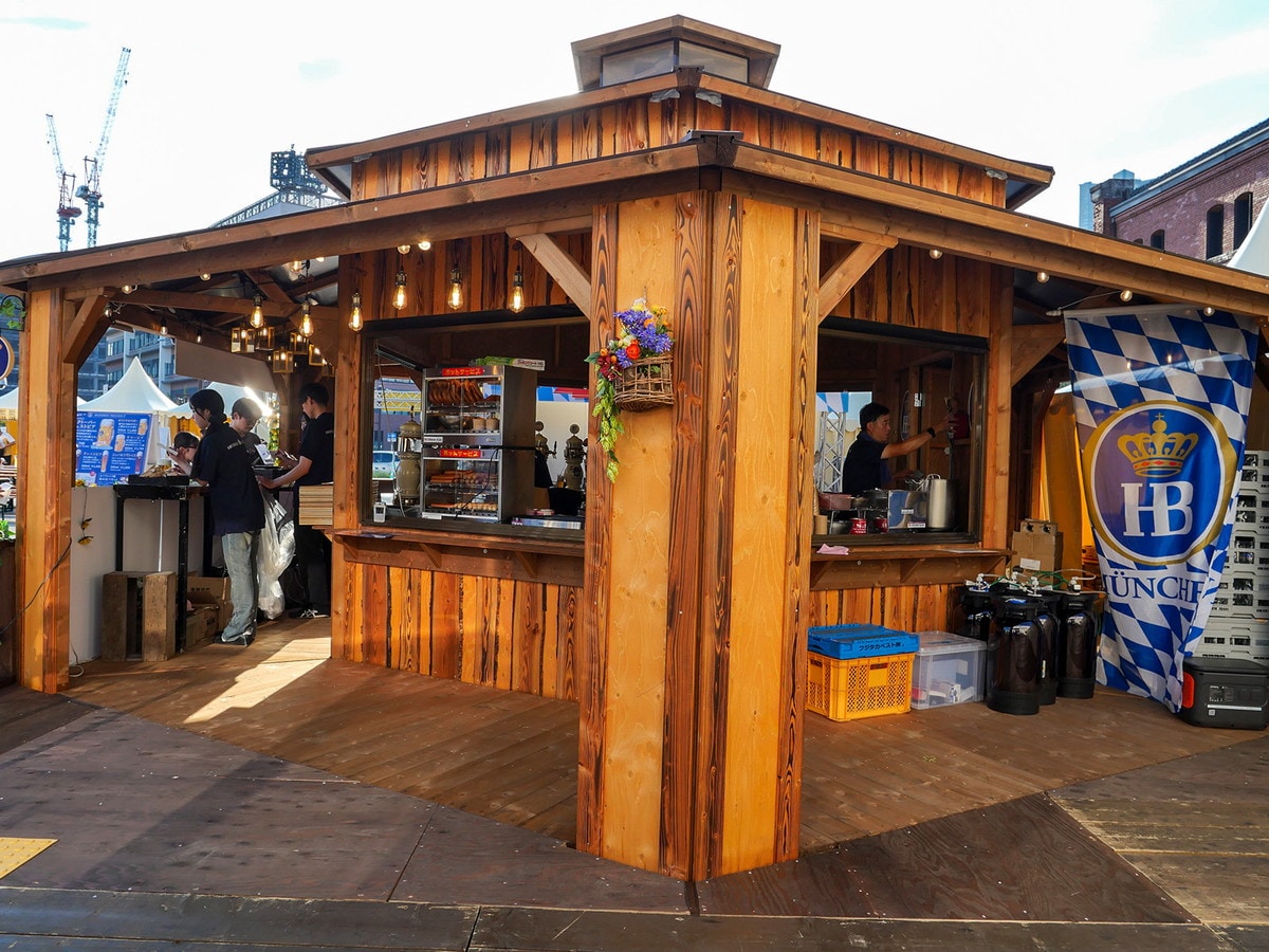 「HOFBRAU Festzelt（ホフブロイ フェストツェルト）」では六角形のヒュッテが初登場