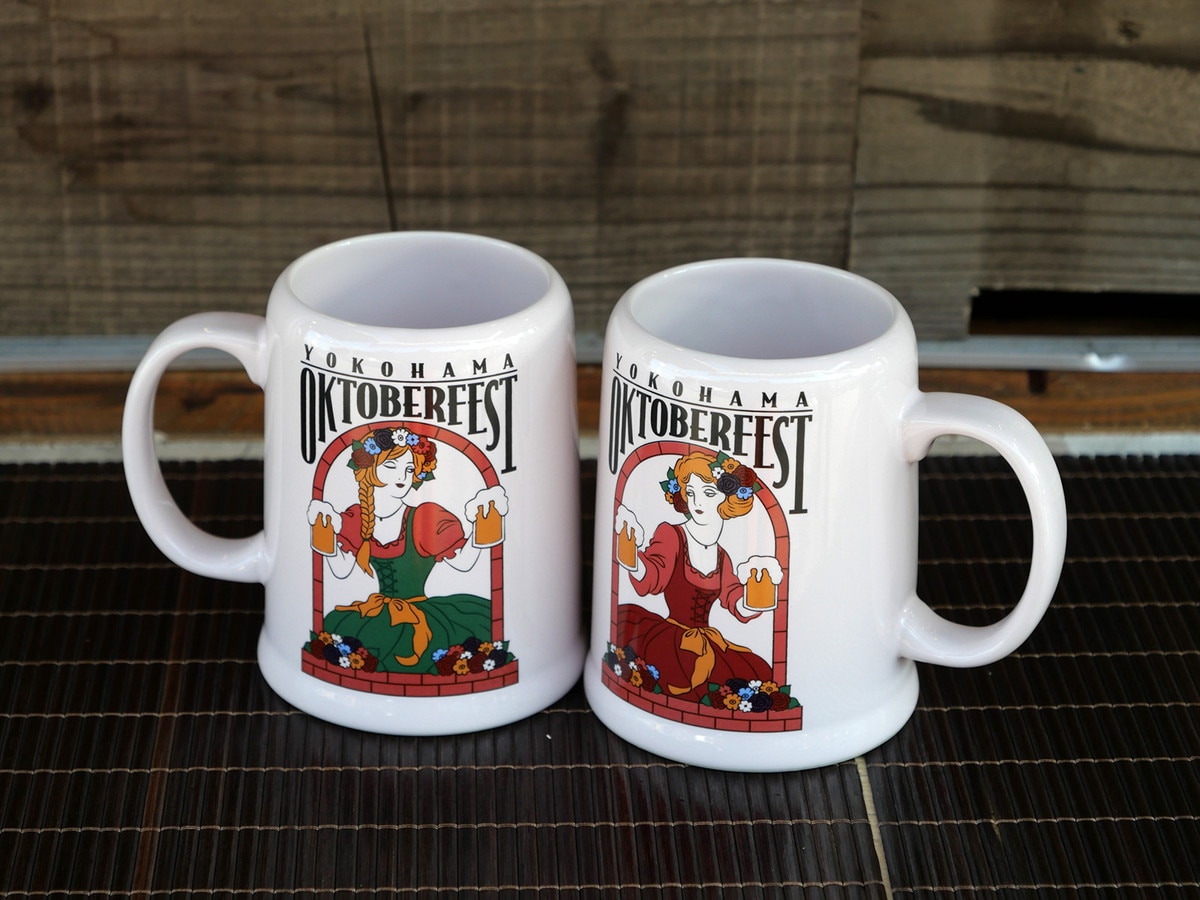 特別な「ノリタケ」のビアマグのデザインは2種類。ビアマグ同士で乾杯すると、ビアマグに描かれたデコレディも連動して乾杯する、遊び心あふれるデザイン