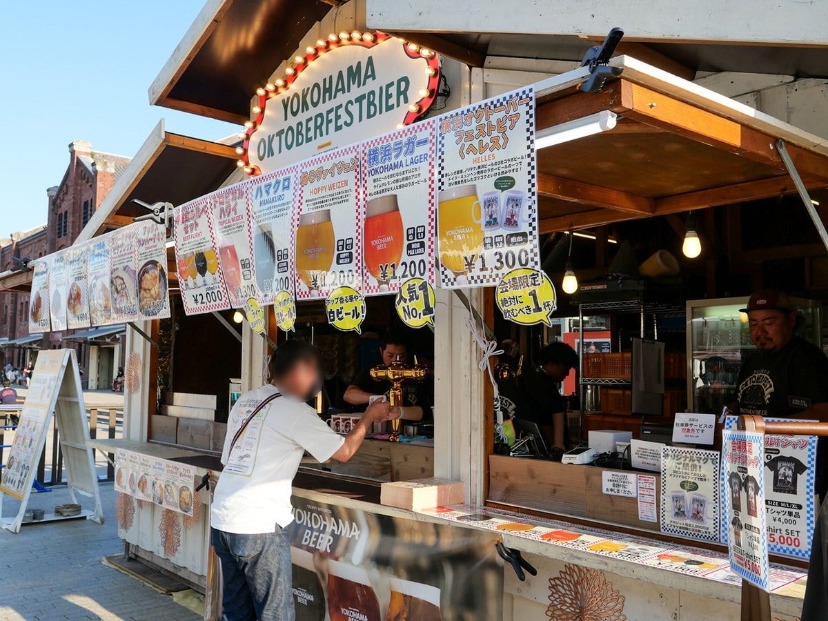 オフィシャルビールのブースは海側BLUE GATE付近