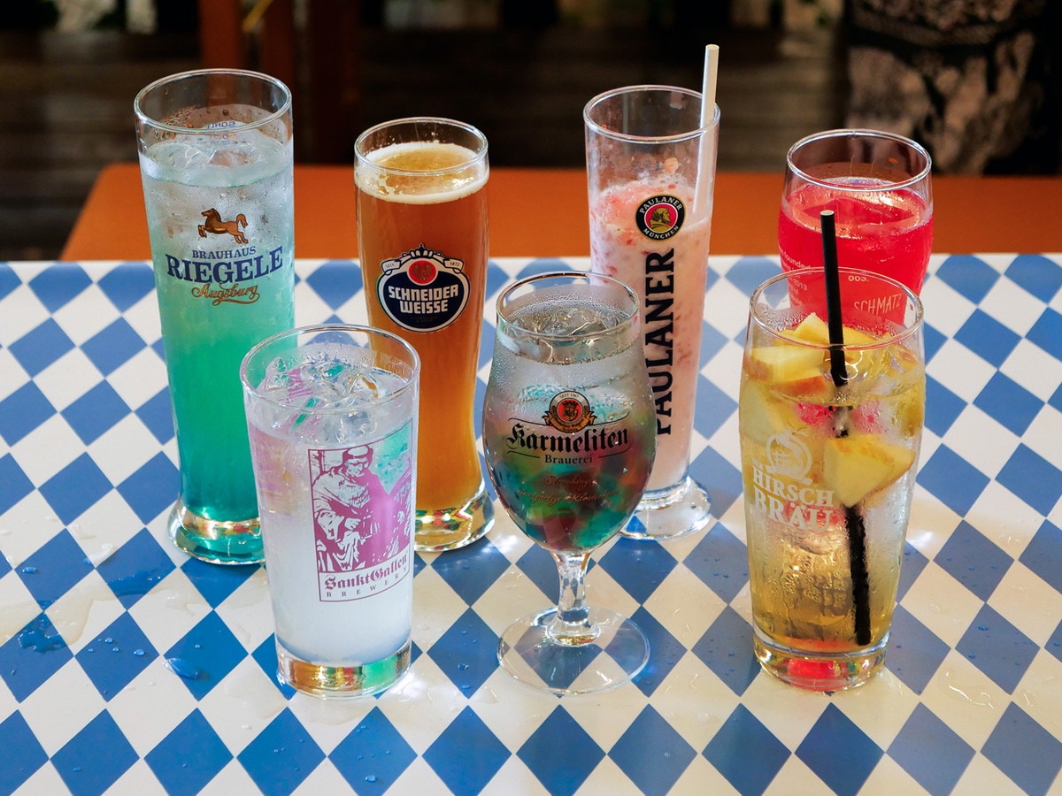前列左から、サンクトガーレン「ノンアルコールレモンラードラー」（650円）、シュパーテン「カラフルゼリーサワー」（1000円）、DER HIRSCHBRAU「ザクザク生りんご入り“アプフェルショーレ”」（800円） 後列左から、ベルロ／リーゲレ「樹上完熟梨のサラトガクーラー」（1000円・100杯／1日限定）、シュナイダーヴァイセ・シュレンケルラ「マンゴー×白ビールカクテル」（1200円）、パウラーナー「ストロベリースムージー」（800円）、リーデンブルガー「グリッターカクテルピンクアップル」（800円）