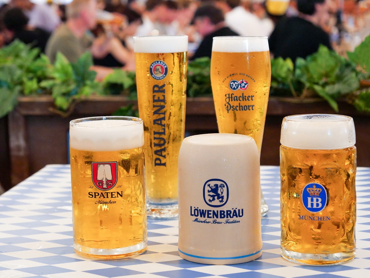 前列左から、シュパーテン「ミュンへナー・ヘル」、レーベンブロイ（ヴェルテンブルガーにて販売）「レーベンブロイ ミュンヘンオリジナル」、ホフブロイ「オクトーバーフェストビア」、後列左から、パウラーナー「オクトーバーフェストビア」、ハッカープショール「オクトーバーフェストビア」※価格は全て（500ml、1700円）