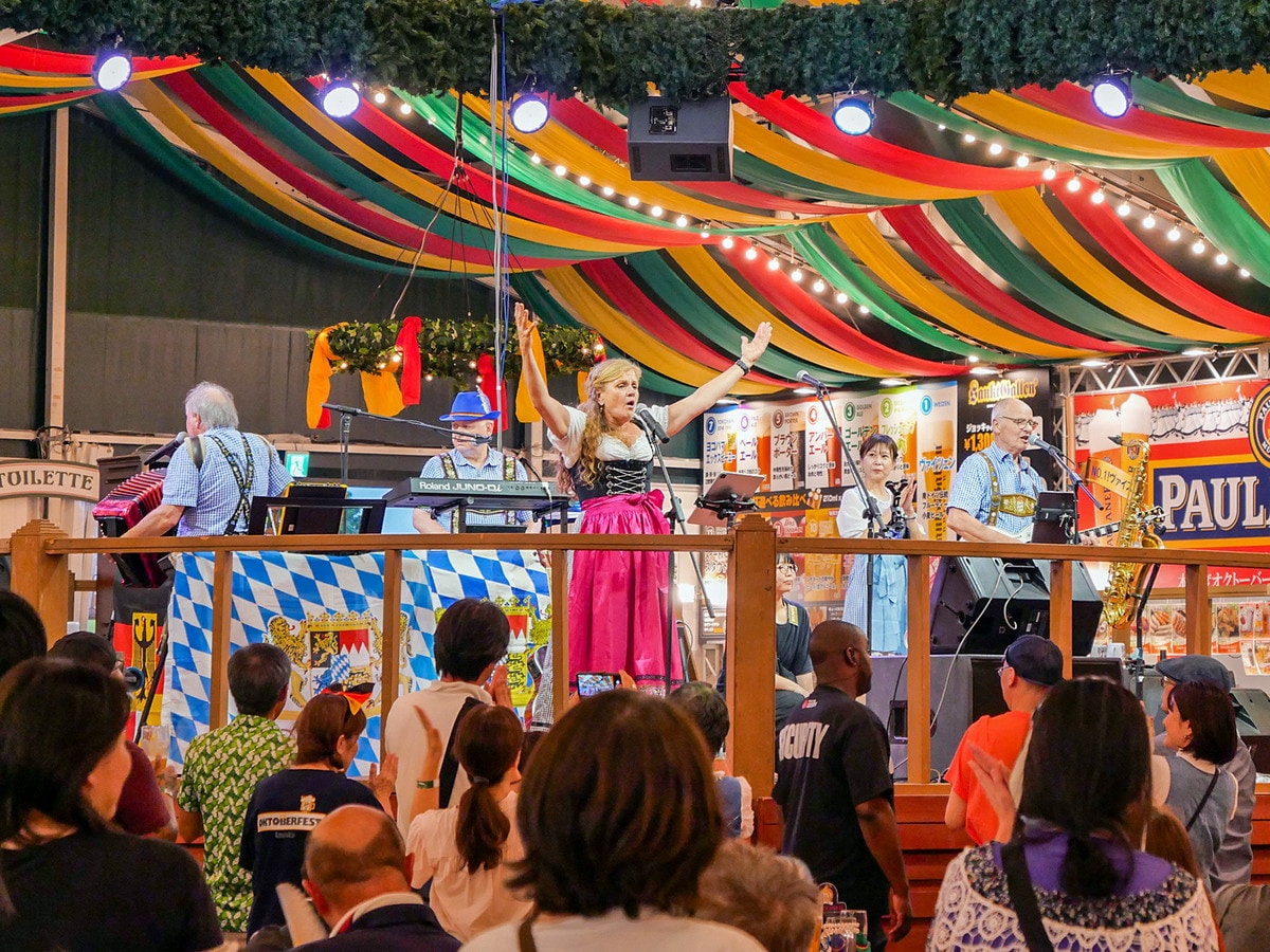 1日4回、ドイツ楽団「WOHO & KALENDAR BAND」による約30分の生演奏が開催