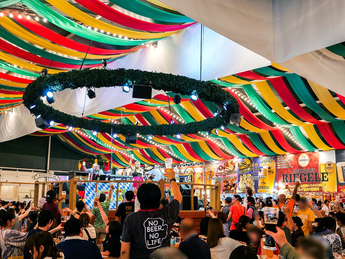 会場が一体となって「乾杯の歌」で盛り上がるのも、オクトーバーフェストの醍醐味