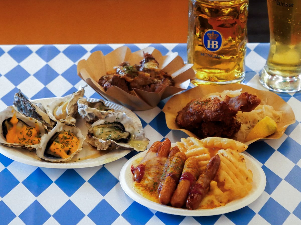 本場ドイツのソーセージやステーキ、シュニッツェル、牡蠣などビールに合う料理もいろいろ