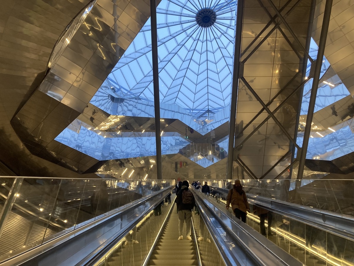 パリのメトロのエスカレーター