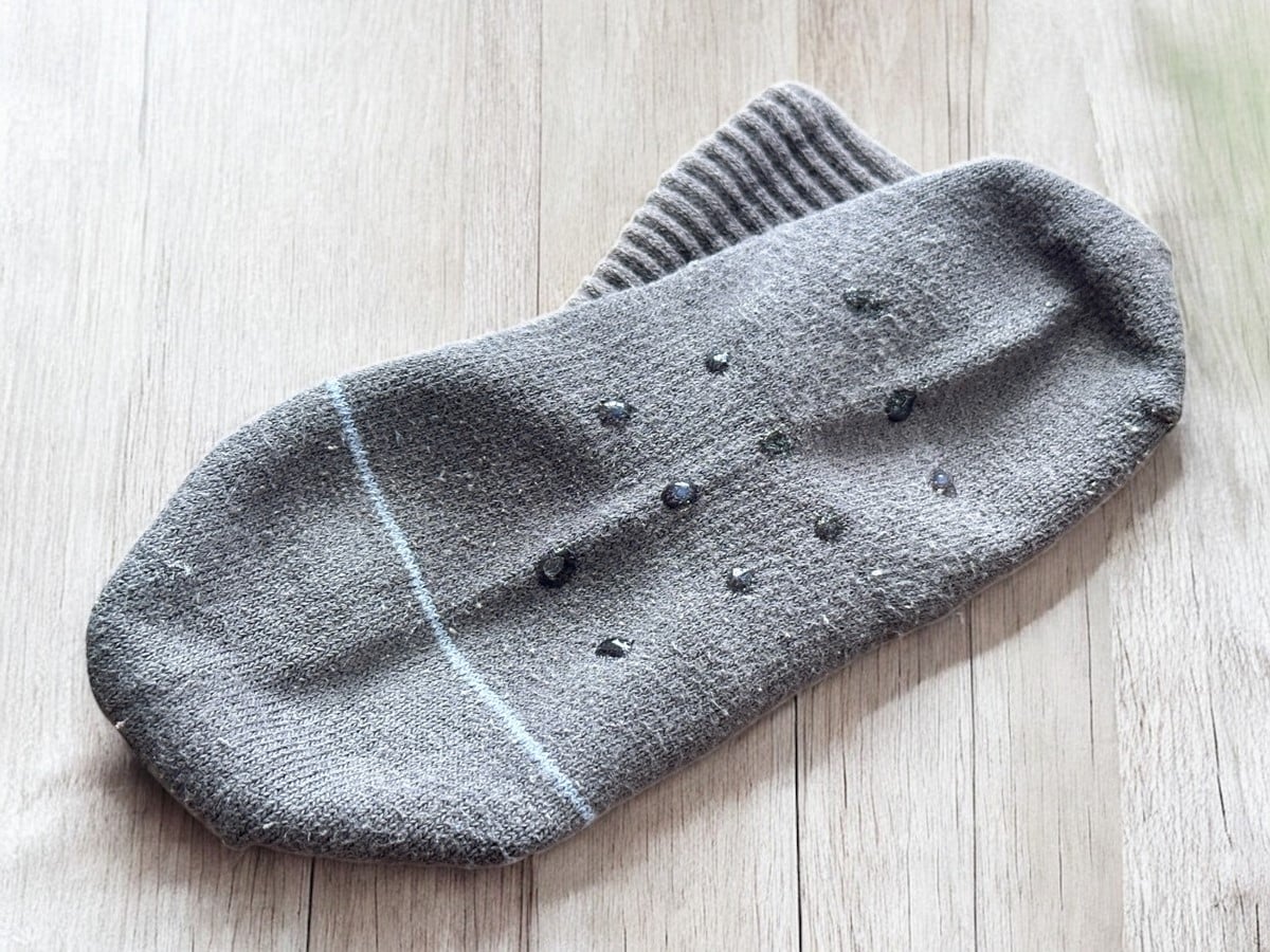 滑り止め液を靴下に塗った