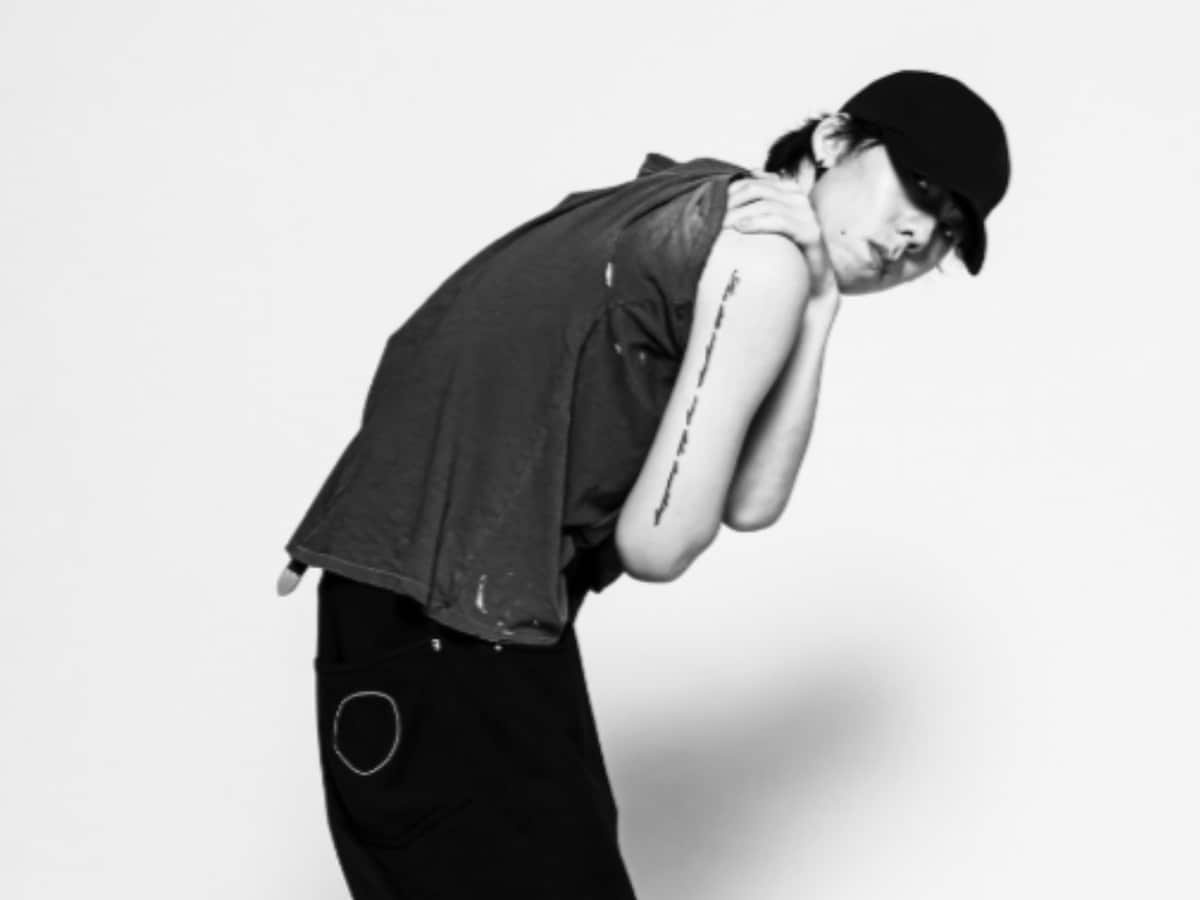 背が高い」野田洋次郎、タトゥー見せ？ 色気あふれるモデルショットに