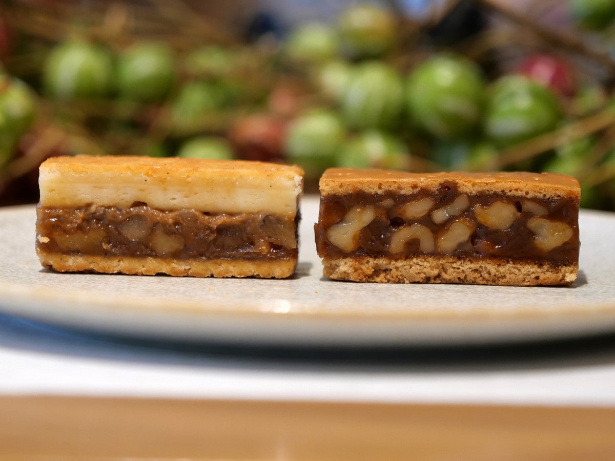 ミスチ クルミッ子（左）とクルミッ子（右）