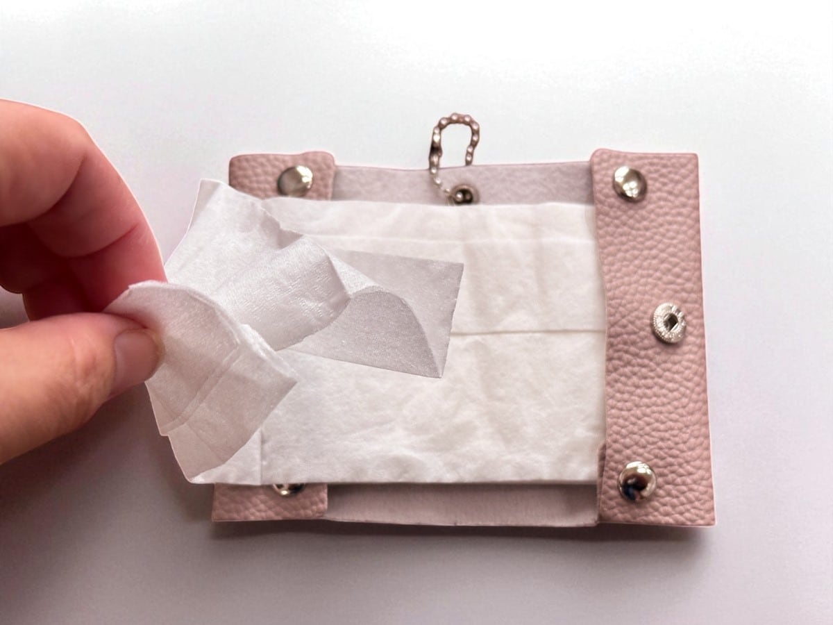 ティッシュを取り出している