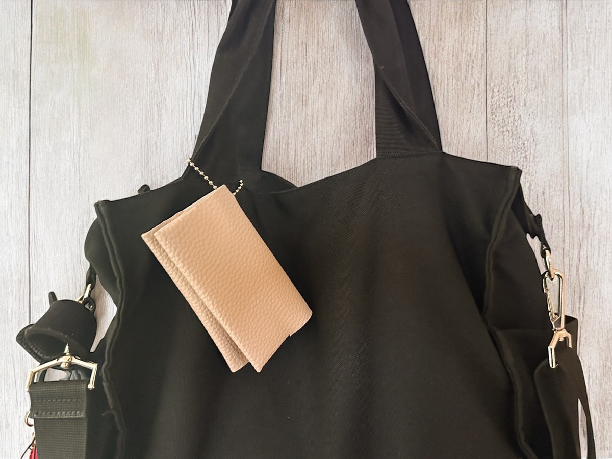 カバンにつけられる「コンパクト ポケットティッシュケース」