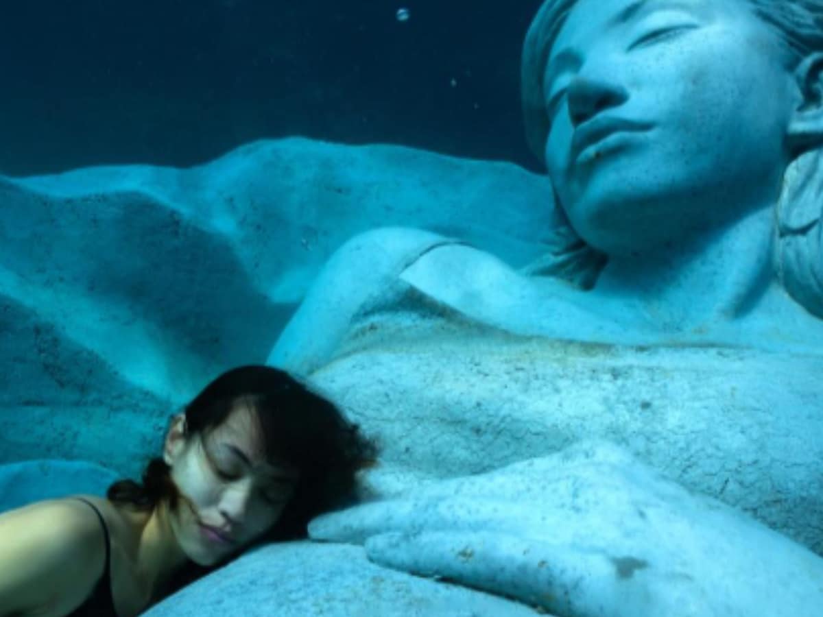 いつか見に行きたい」水原希子がモデルの“⽔中彫刻”公開「強く感動