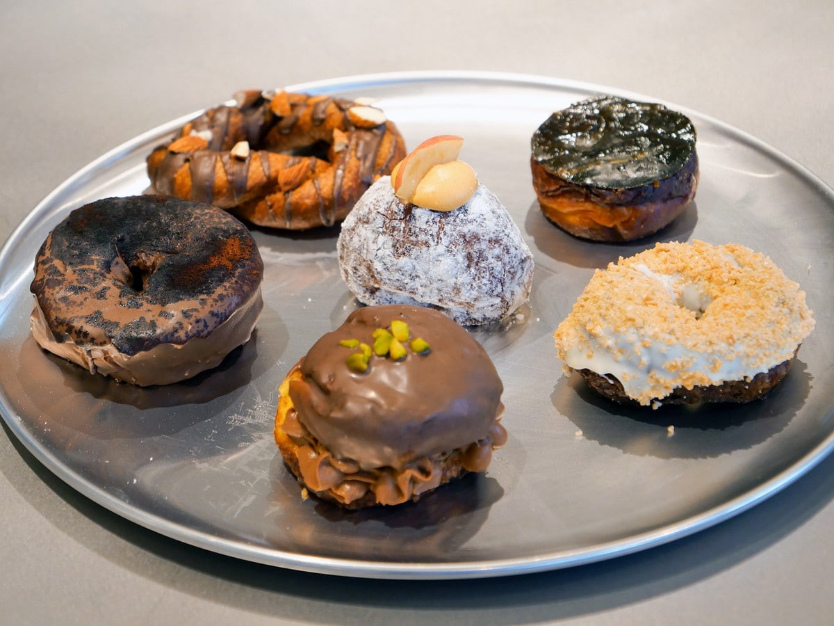 新商品や横浜臨港パーク店限定商品。手前から時計回りに、ドバイチョコレート、ティラミス、マンハッタン、かぼちゃのチーズクリームクイニー、キャラメルクランチ、中央はアップルシナモンクリーム