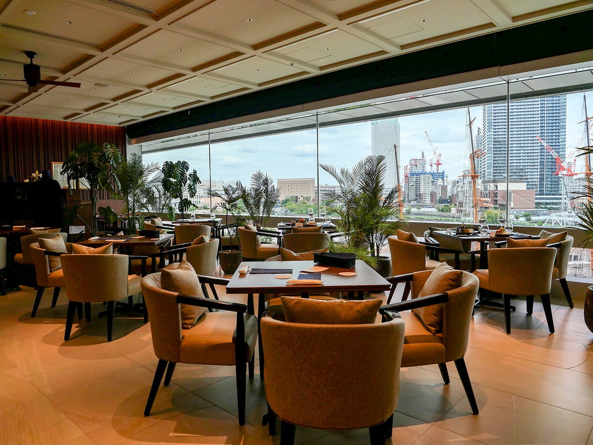 店内の窓からは帆船日本丸などみなとみらいの風景が広がる