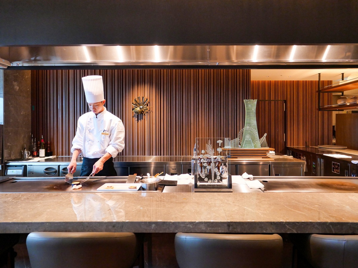 鉄板焼きなどホテルの名物メニューを提供