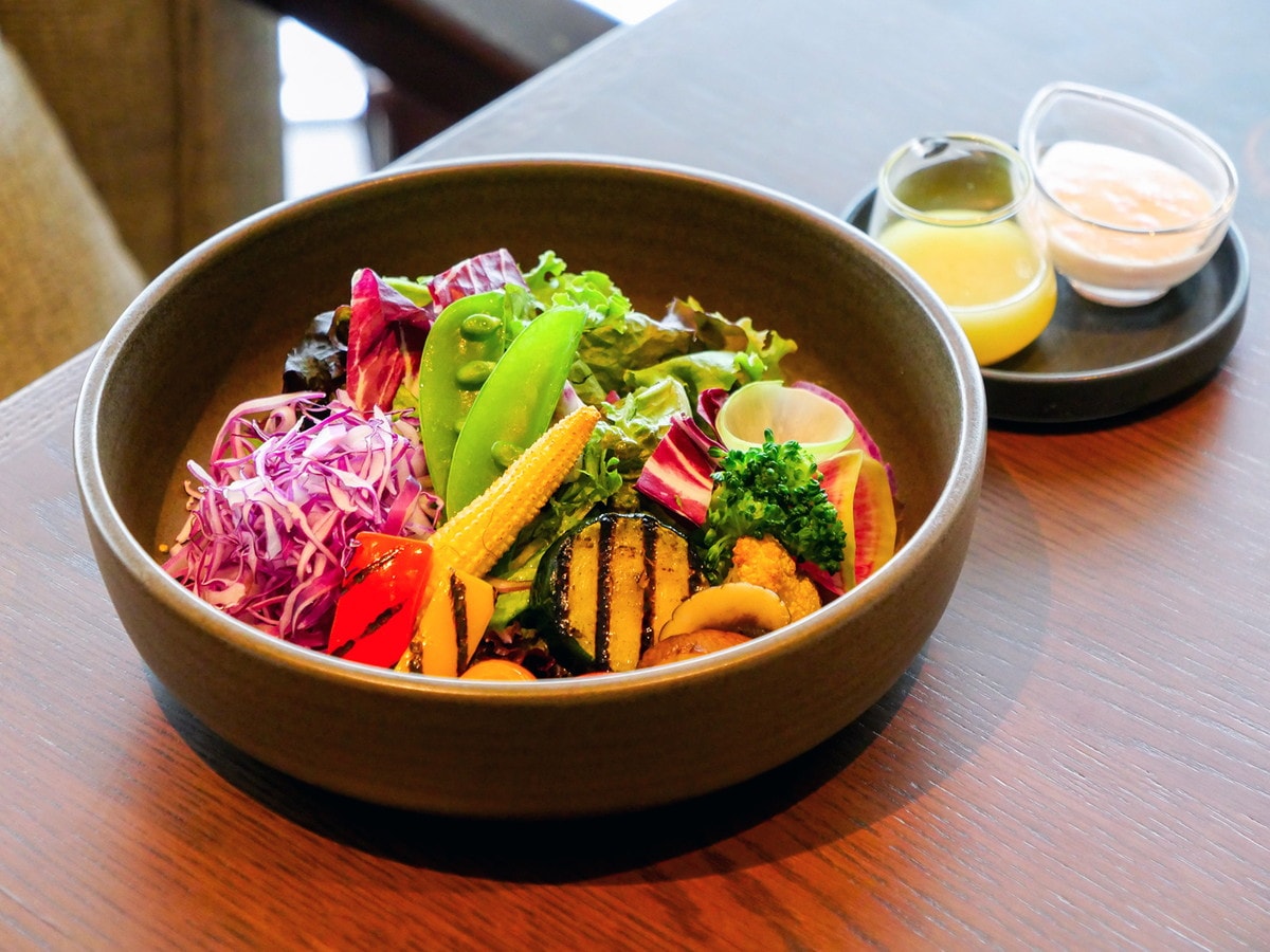 さまざまな調理法で野菜の旨みを引き出す「BAY GRILLサラダ」