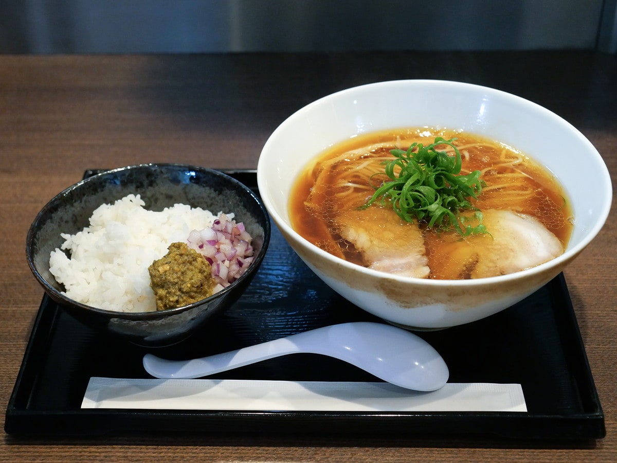 「新道らぁ麺」（レギュラー、税込1200円）と「ムール貝ライス」（税込500円）
