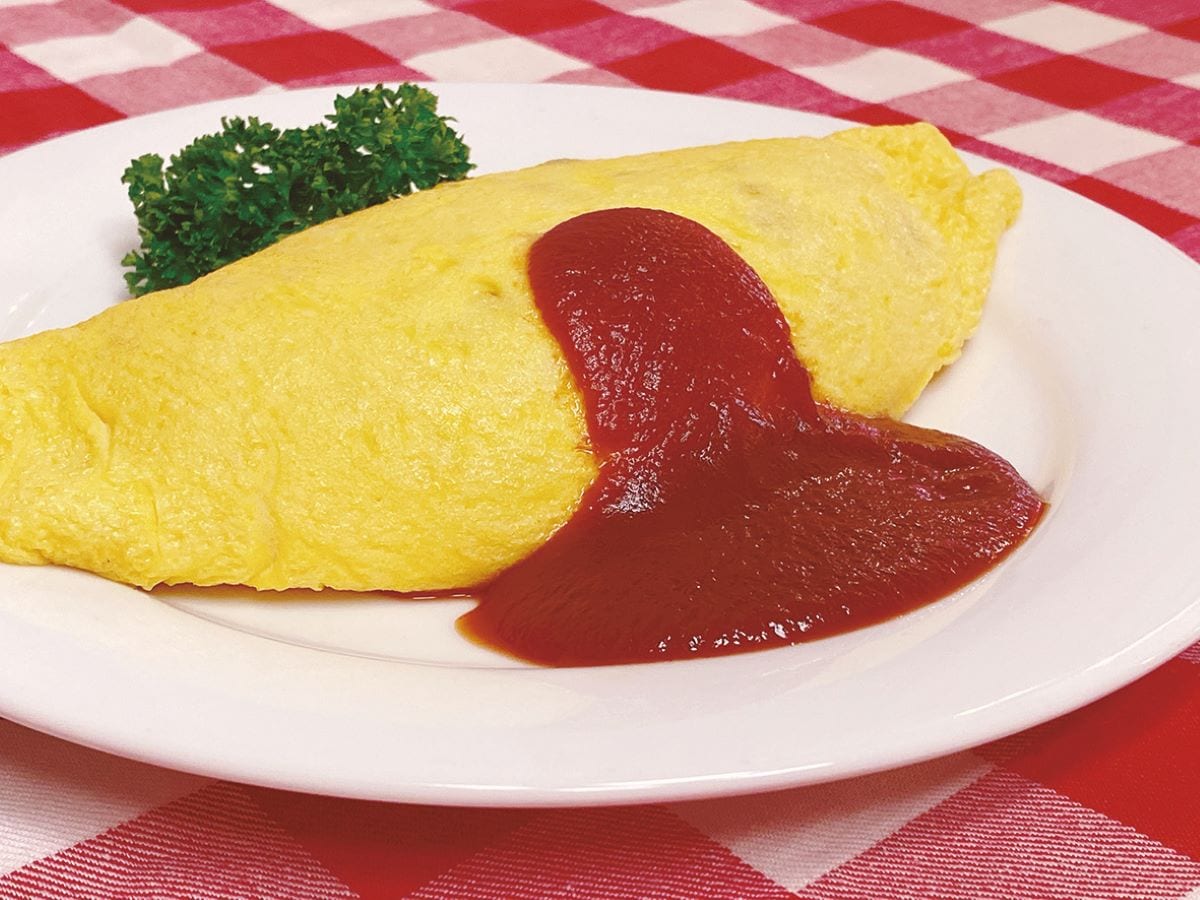 看板メニュー「明治誕生オムライス」。ふわとろ卵とケチャップライスのバランスが絶妙で、熟練の技が光る味わい