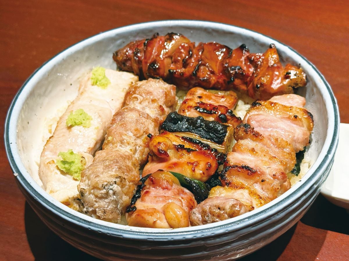 ランチの「焼鳥丼」は、3～5串の本数を選べる。写真は焼鳥5本丼