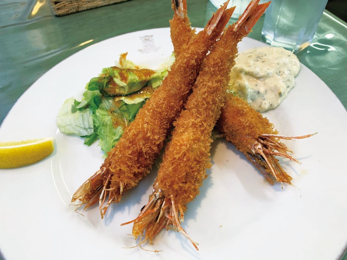 名物は「天使のエビフライ」。ニューカレドニア産の大ぶりなえびを使い、頭から尻尾までまるごと味わえる人気メニュー