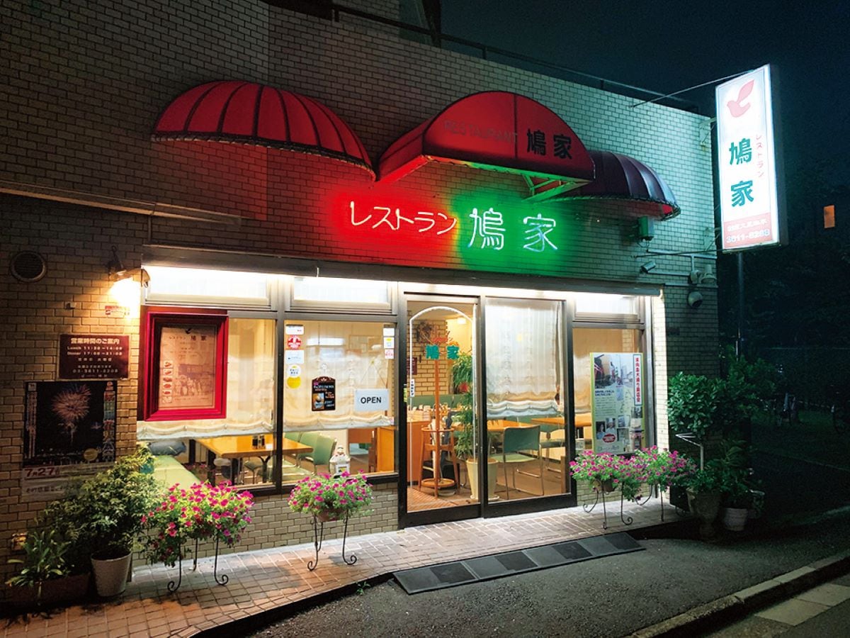 夜は赤と緑のネオンサインが灯る