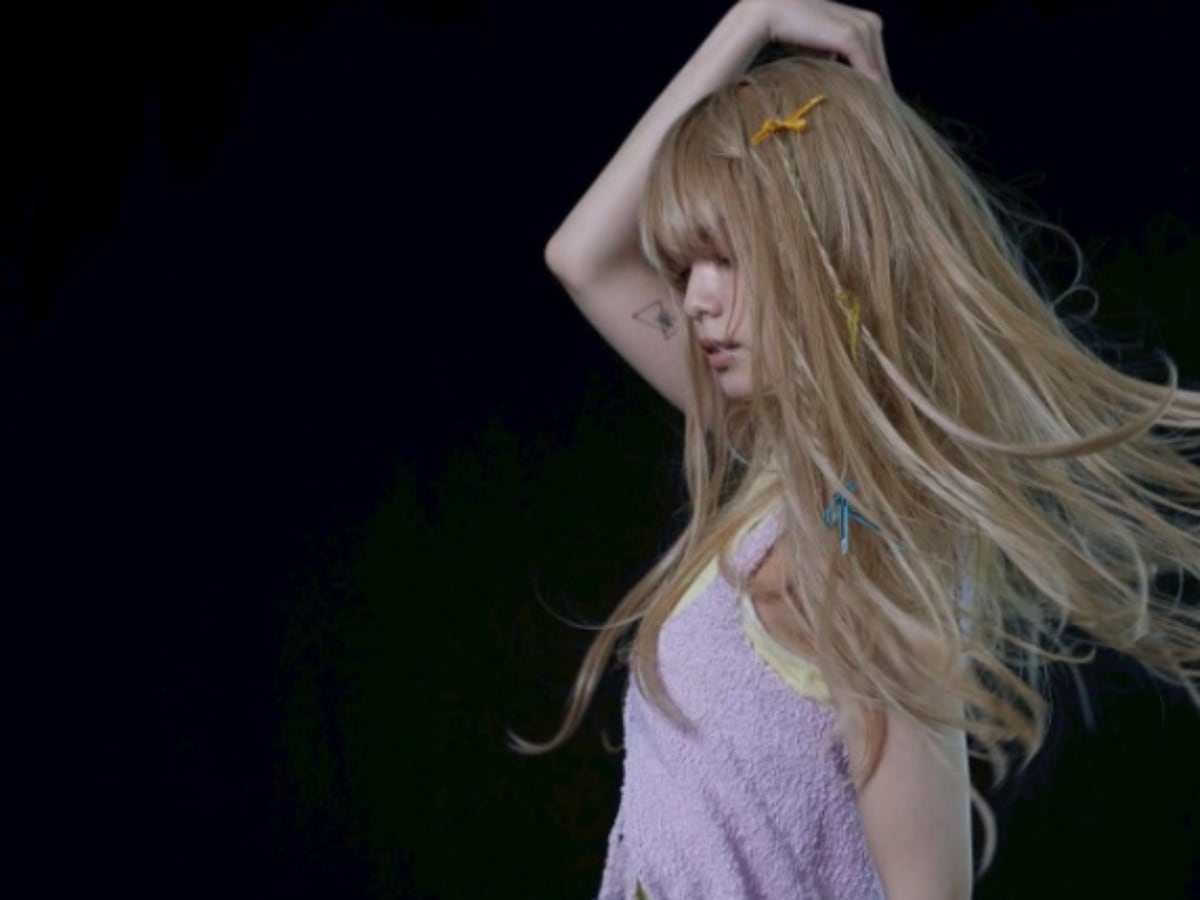 海外の方みたい」平手友梨奈、タトゥー見せ＆金髪ロングヘアの最新投稿