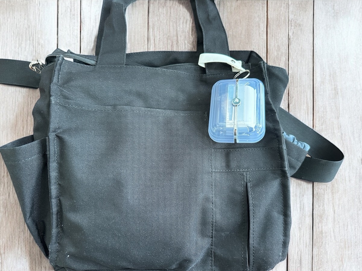 カバンに吊り下げられるブラシ