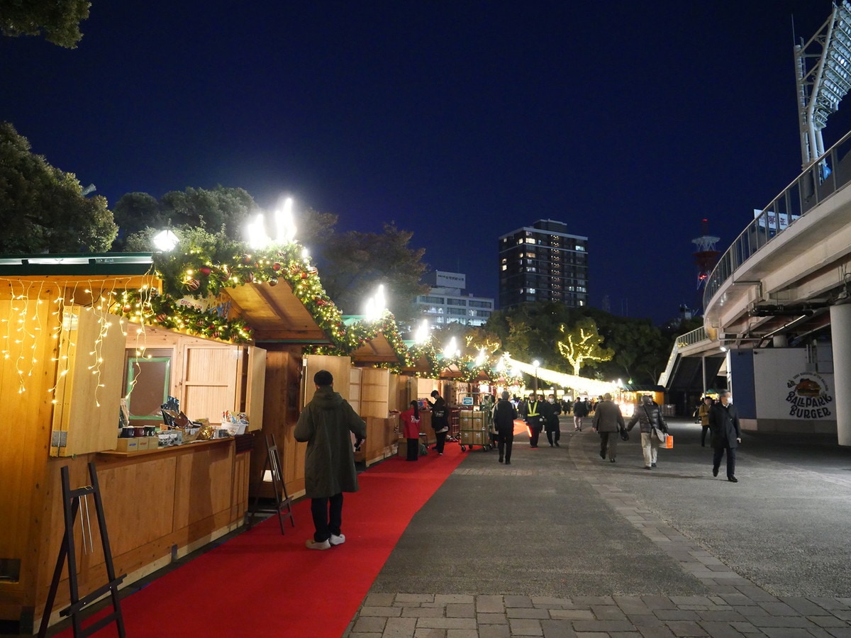 「ヒュッテタウンエリア」ではクリスマスの定番グルメなどを販売（筆者撮影）