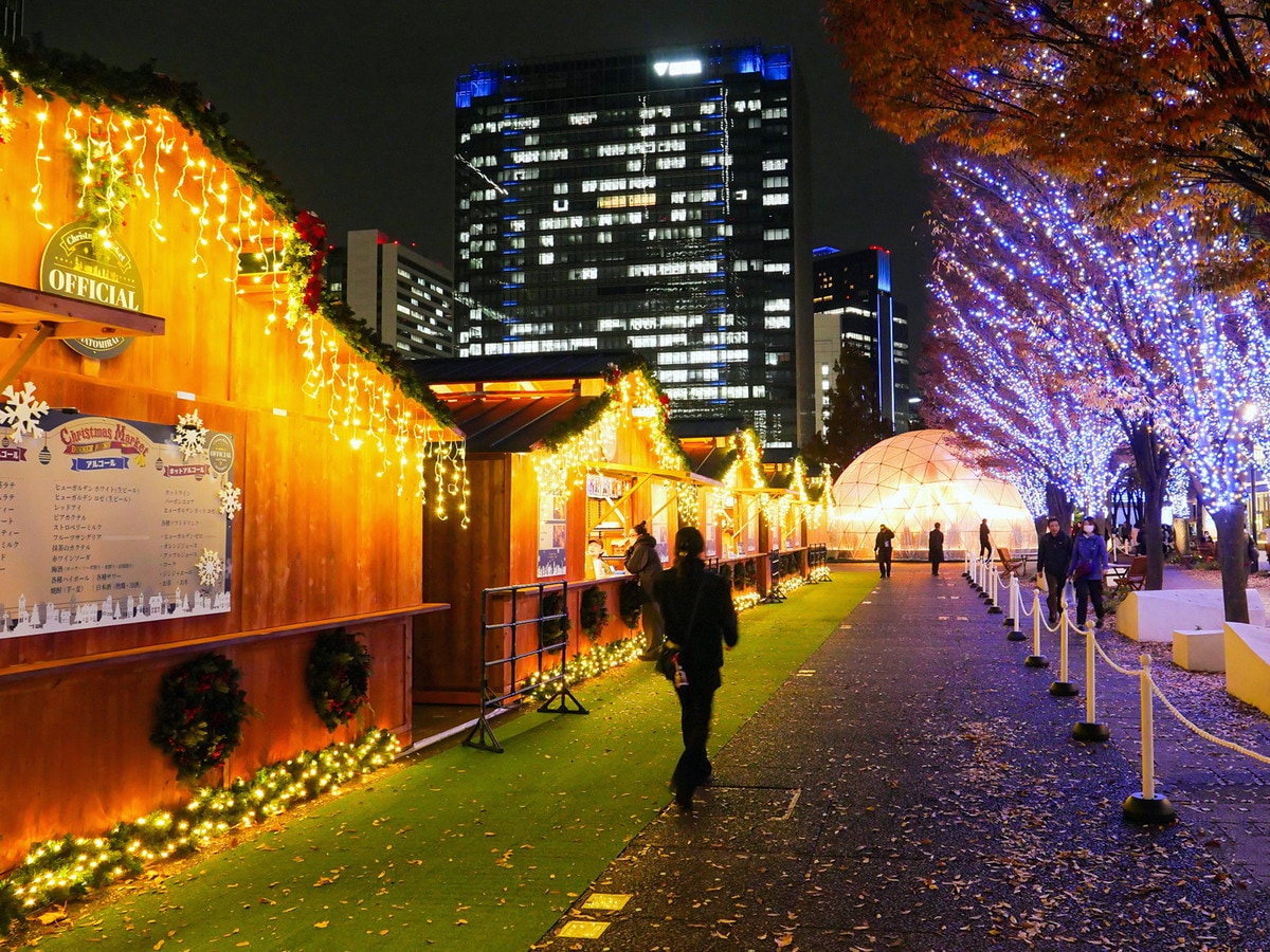 22店舗のヒュッテが立ち並び、フードやグッズを販売（筆者撮影）