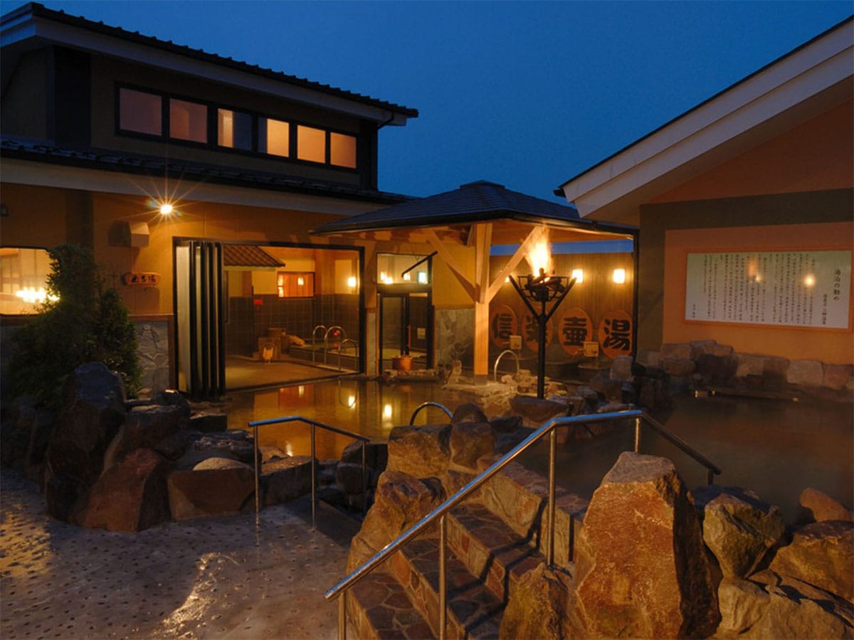 「野天湯元 湯快爽快『湯けむり横丁』みさと」公式Webサイトより