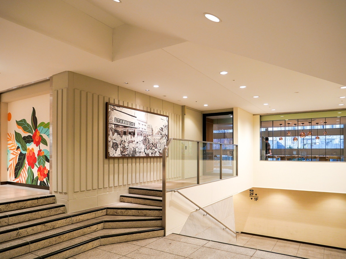 JR横浜駅からは階段をあがって2階へ。スターバックスのロゴが目印