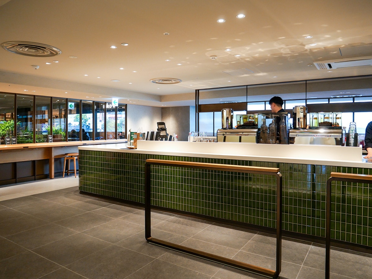 バーカウンターをぐるりと囲むように客席が配置