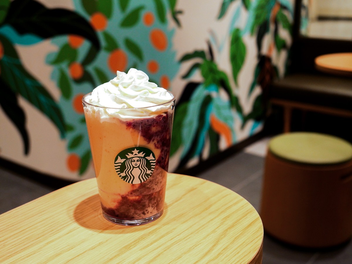 バナナ＆マンゴー、ソイミルク、アサイー＆ブルーベリー、ホイップクリームをチョイス