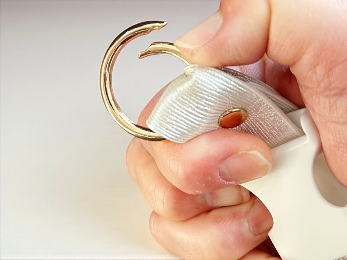 カラビナでカバンに取り付ける