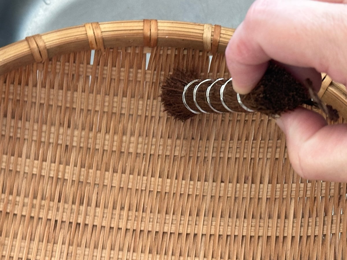 竹ざる洗いにシュロの棒たわし