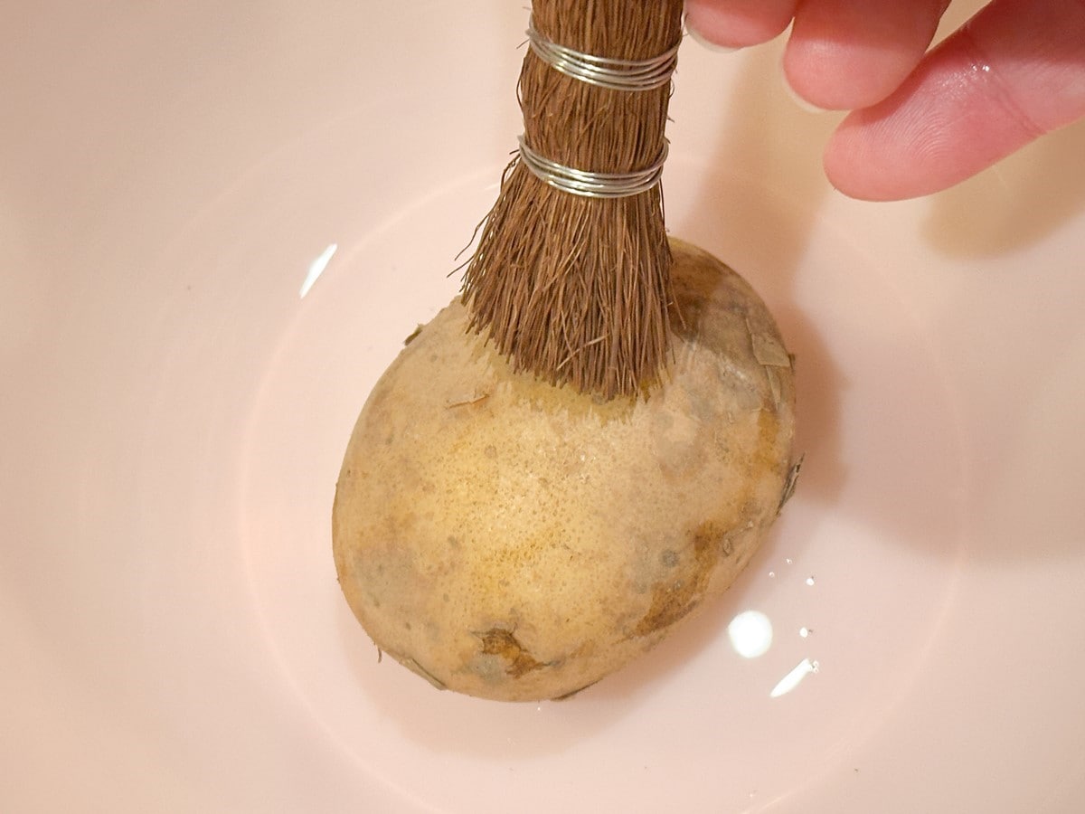 じゃがいもとシュロの棒たわし