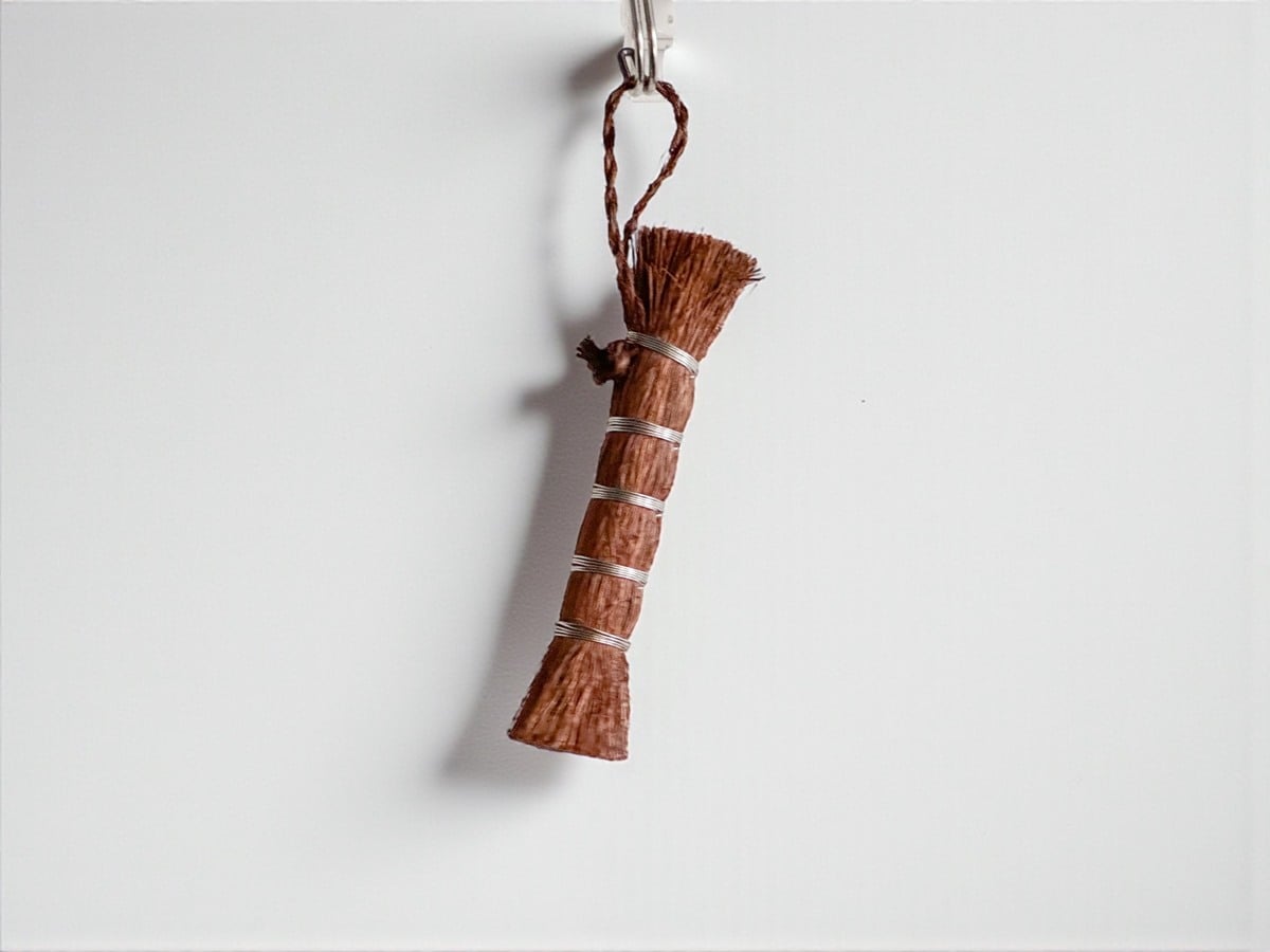 シュロの棒たわしを干しているところ